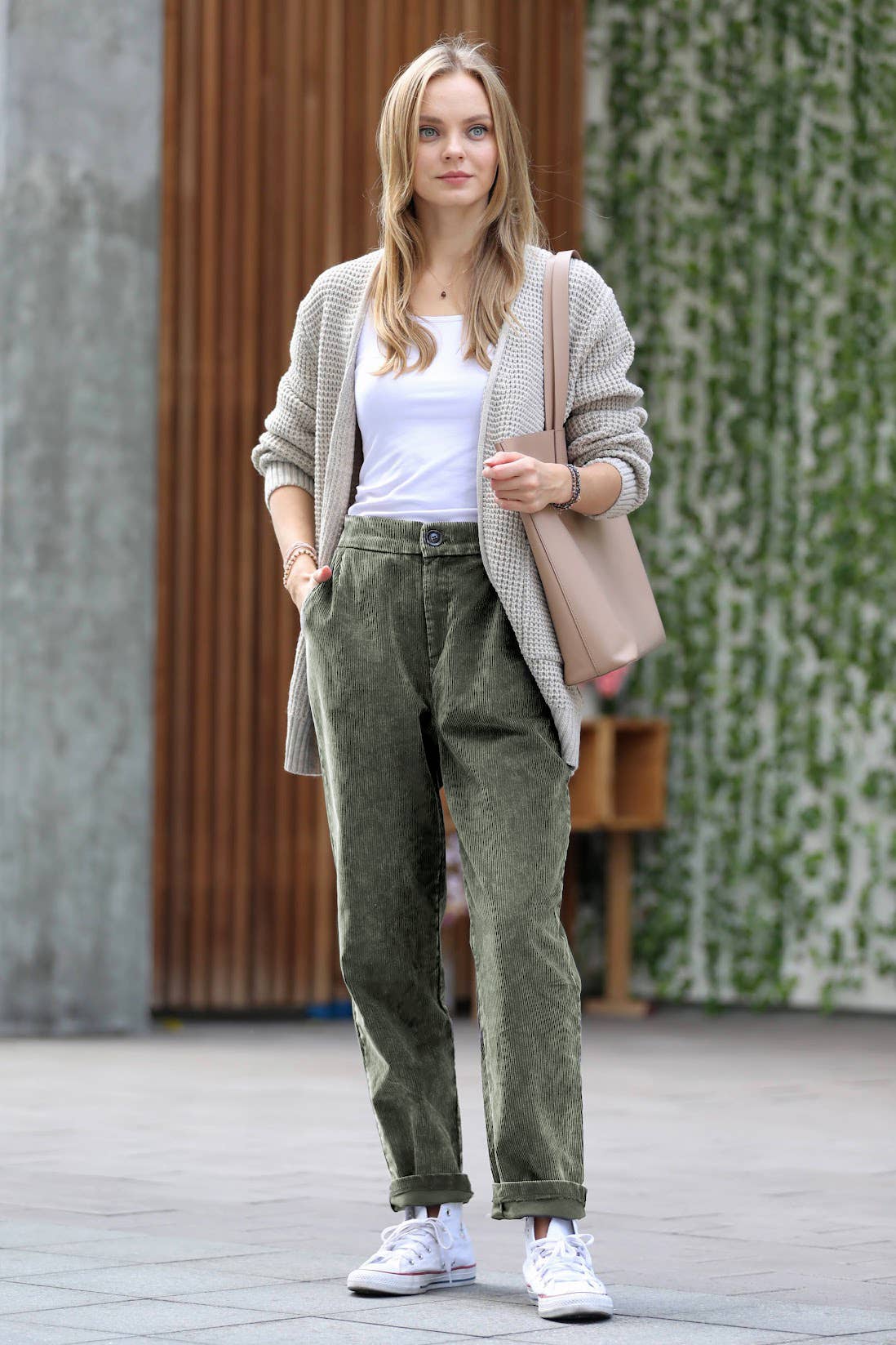 ",.._ SI-23819 WASHED CORDUROY PLEATED PANTS